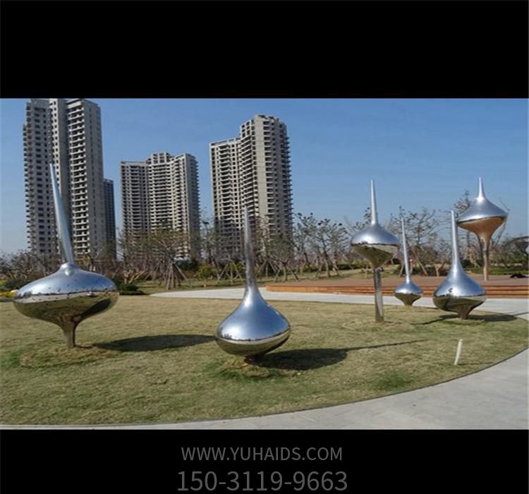 城市草坪不锈钢镜面造型各异的水滴博鱼网页版