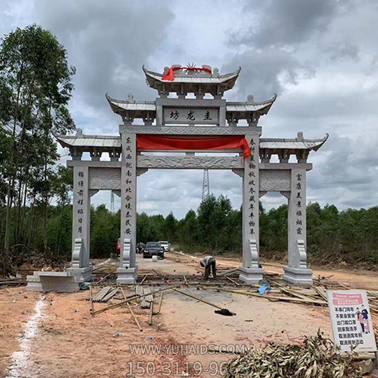 村口摆放中式仿古建青石浮雕三门五楼石牌坊博鱼网页版