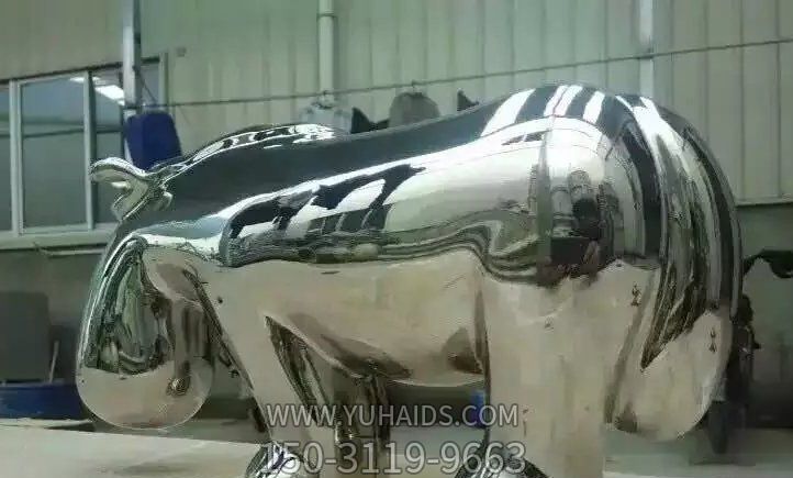 公园里摆放的一只低头的玻璃钢创意海马博鱼网页版