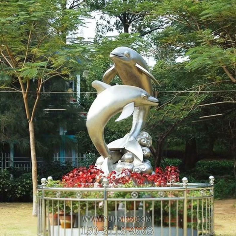 花园从中两只不锈钢海豚博鱼网页版