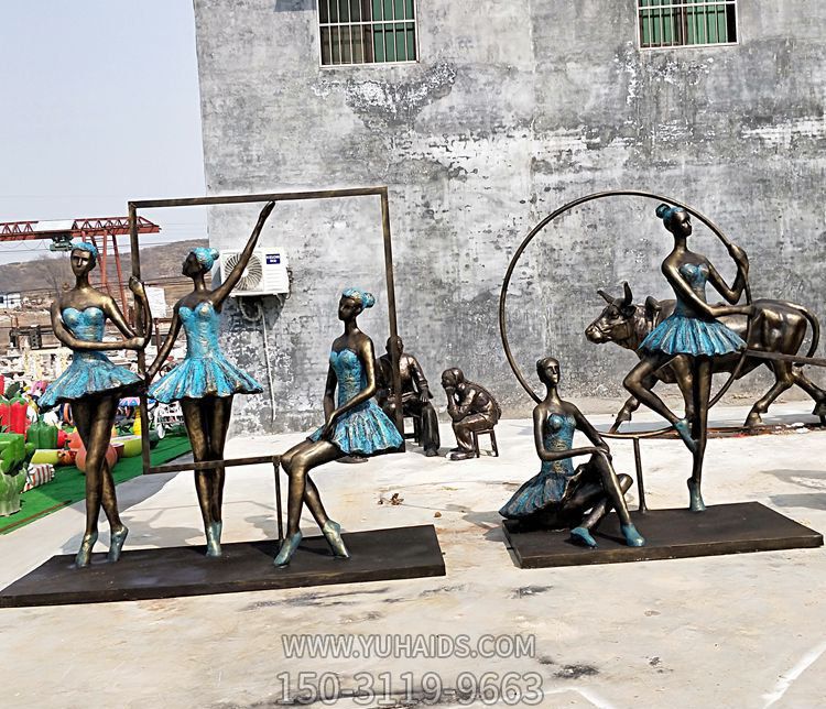 广场铜雕姿态各异的美女博鱼网页版