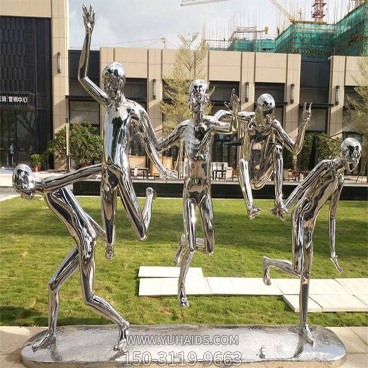 小区售楼部户外草坪摆放不锈钢抽象人物博鱼网页版