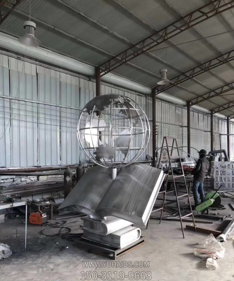 公园校园书本上的不锈钢地球仪博鱼网页版