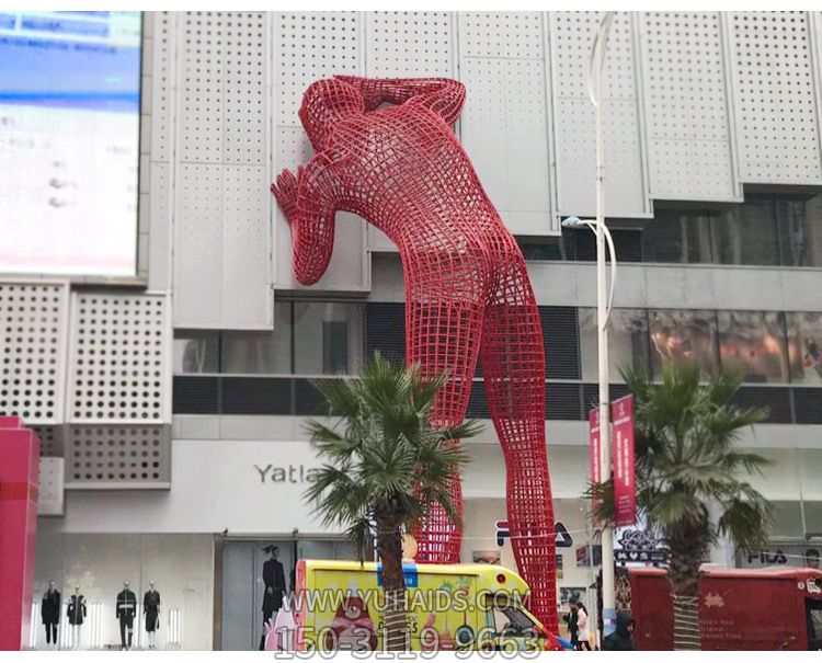城市街道不锈钢镂空趴在大厦上的红色人物博鱼网页版