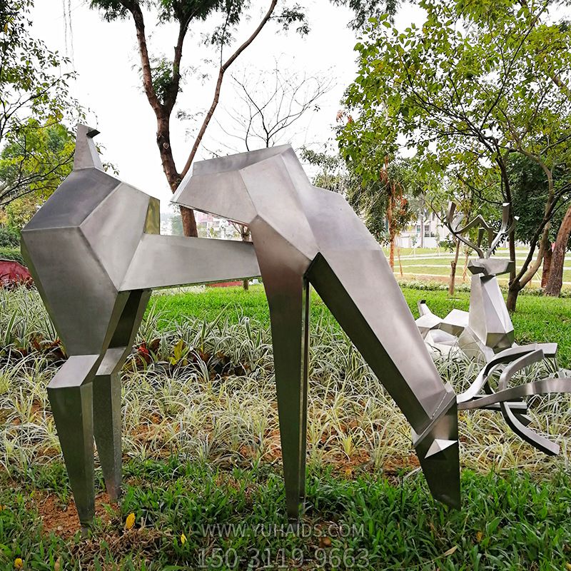 公园不锈钢几何低头吃草的鹿博鱼网页版