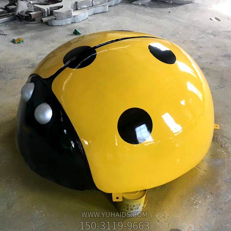 草地上摆放的一只黄色玻璃钢彩绘瓢虫博鱼网页版