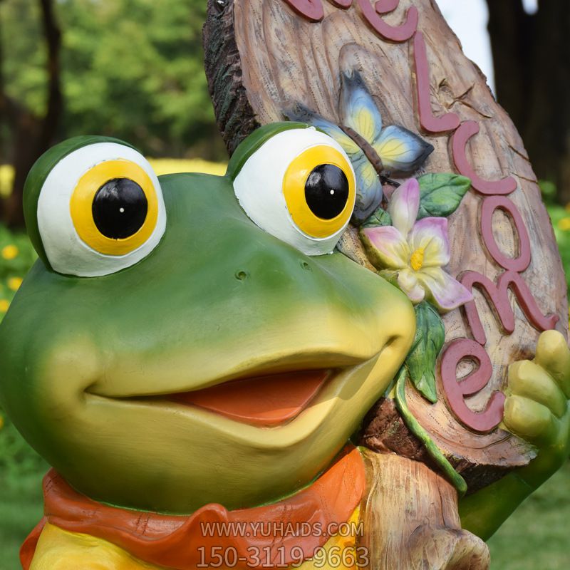 室内一只张望的玻璃钢青蛙博鱼网页版