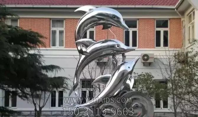 院内摆放三只跳跃的不锈钢海豚博鱼网页版