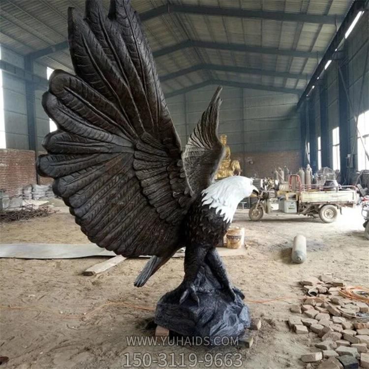 景区摆放一只展翅的树脂老鹰博鱼网页版