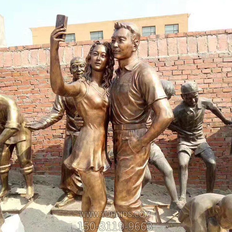 公园摆放玻璃钢仿铜情侣人物博鱼网页版