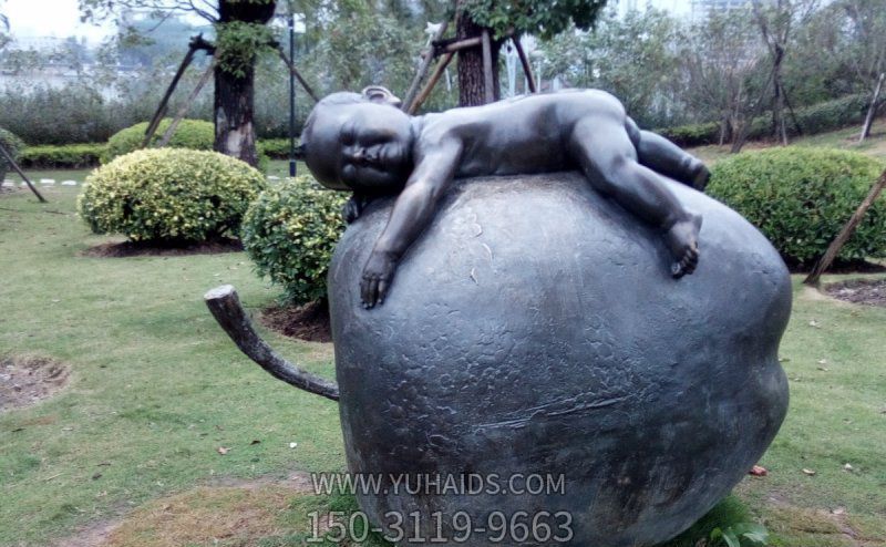 园林景区铸铜做旧小孩爬苹果铜雕博鱼网页版