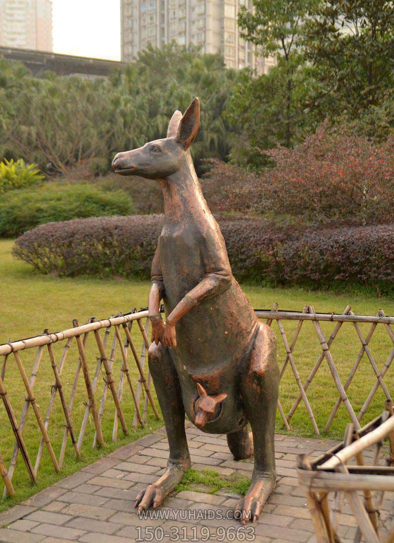 小区摆放一只张望的不锈钢袋鼠博鱼网页版