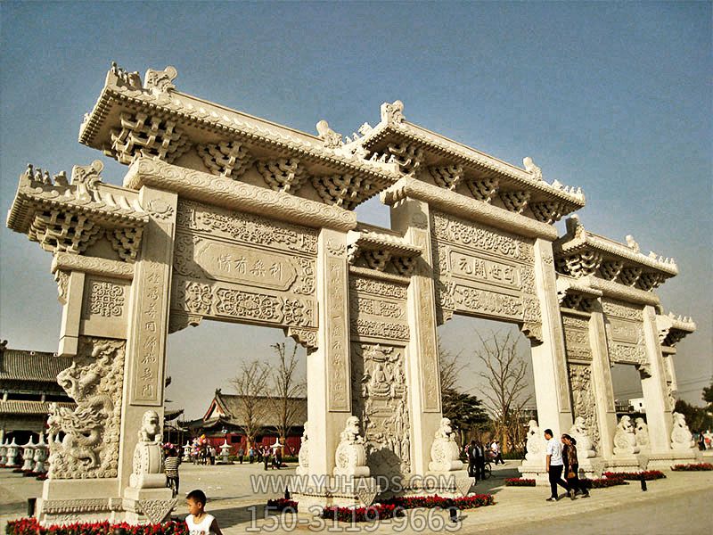 寺庙门前摆放汉白玉浮雕镂空工艺三门石雕牌楼博鱼网页版