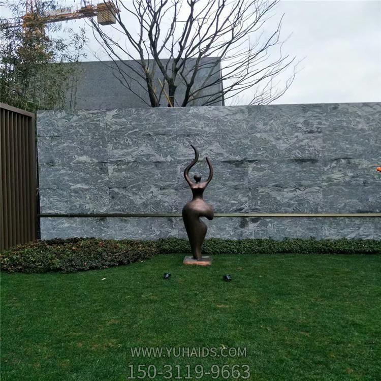 小区售楼部草地装饰创意玻璃钢仿铜抽象人物博鱼网页版