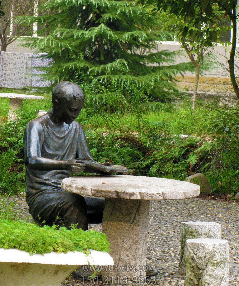 公园玻璃钢坐着凳子 上的读书博鱼网页版