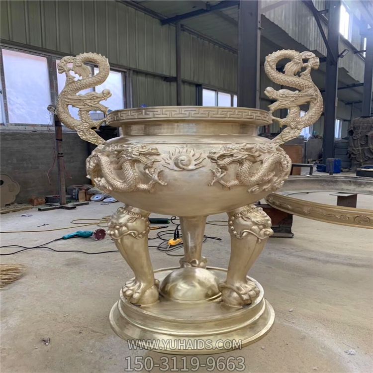大殿室内摆放浮雕双龙黄铜香炉博鱼网页版