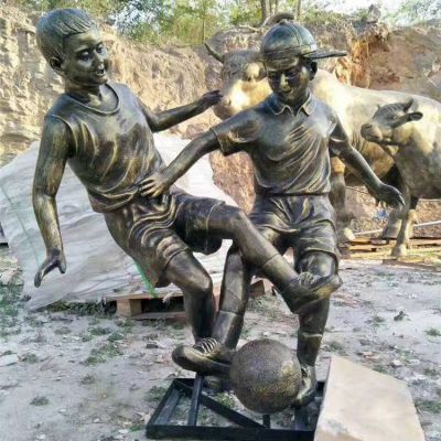 校园公园玻璃钢仿铜踢足球儿童景观