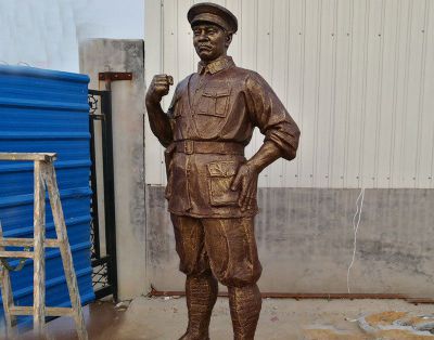 广场铜雕站着的八路军博鱼网页版