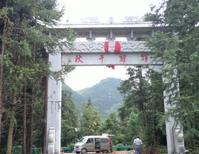 村口摆放单门牌坊大理石博鱼网页版