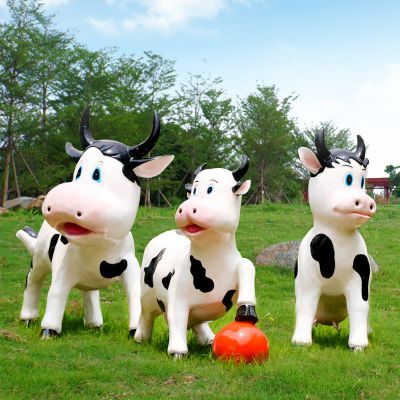 牧场三只玩耍的玻璃钢牛博鱼网页版