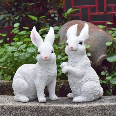 公园两只白色可爱的玻璃钢兔子博鱼网页版