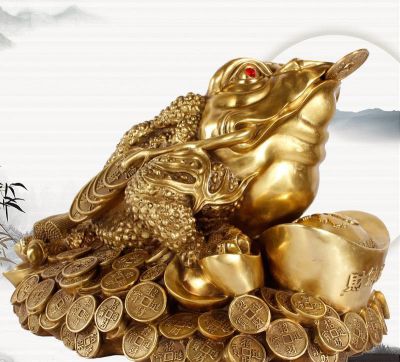 商场里摆放的带元宝的金色玻璃钢创意金蟾博鱼网页版