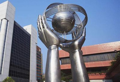 校园不锈钢大型手托举地球仪博鱼网页版