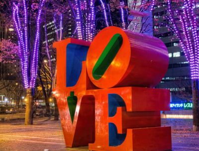 广场摆放的橘色的不锈钢创意LOVE博鱼网页版