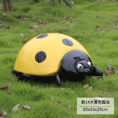 草地上摆放的行走的玻璃钢仿真瓢虫博鱼网页版