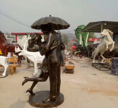 广场拥抱铜雕情侣博鱼网页版