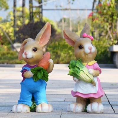 菜园庭内两只在忙碌的玻璃钢兔子博鱼网页版