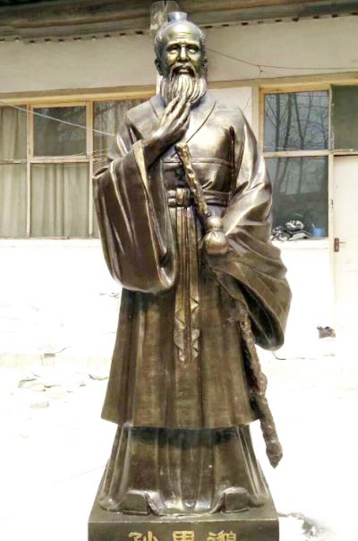 医学院摆放历史名医孙思邈铜雕像