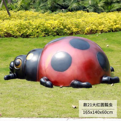 公园里摆放的一只红色玻璃钢喷漆瓢虫博鱼网页版