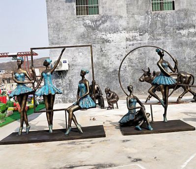 广场铜雕姿态各异的美女博鱼网页版