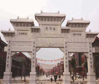 古城小镇摆放三门五楼牌坊石雕