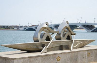 滨海景区海边摆放合力划船切面不锈钢船博鱼网页版