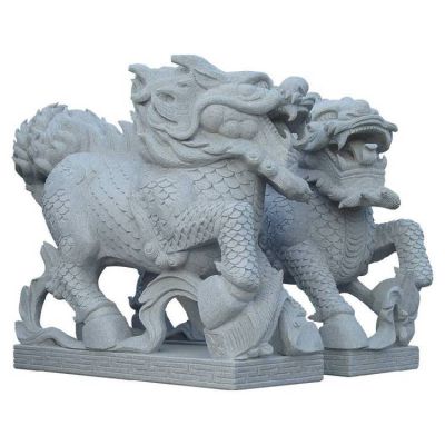 酒店别墅门口摆放一对青石雕刻麒麟神像
