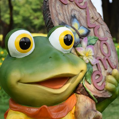 室内一只张望的玻璃钢青蛙博鱼网页版