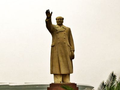 广场铜雕伟人挥手的毛泽东博鱼网页版