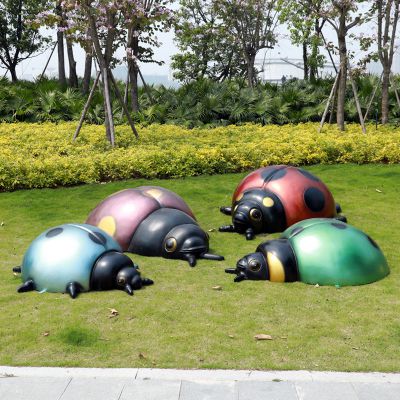 草地上摆放的四只玻璃钢喷漆瓢虫博鱼网页版