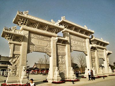 寺庙门前摆放汉白玉浮雕镂空工艺三门石雕牌楼