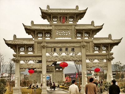 城市广场摆放镂空三门五楼牌坊博鱼网页版