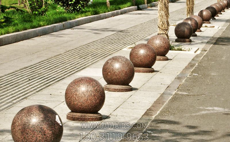 城市道路街边摆放枫叶红挡车石博鱼网页版