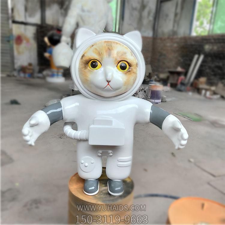 商场室内摆放玻璃钢卡通猫宇航员小品博鱼网页版