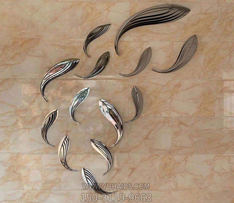 河边一群游来游去的不锈钢镜面鱼博鱼网页版