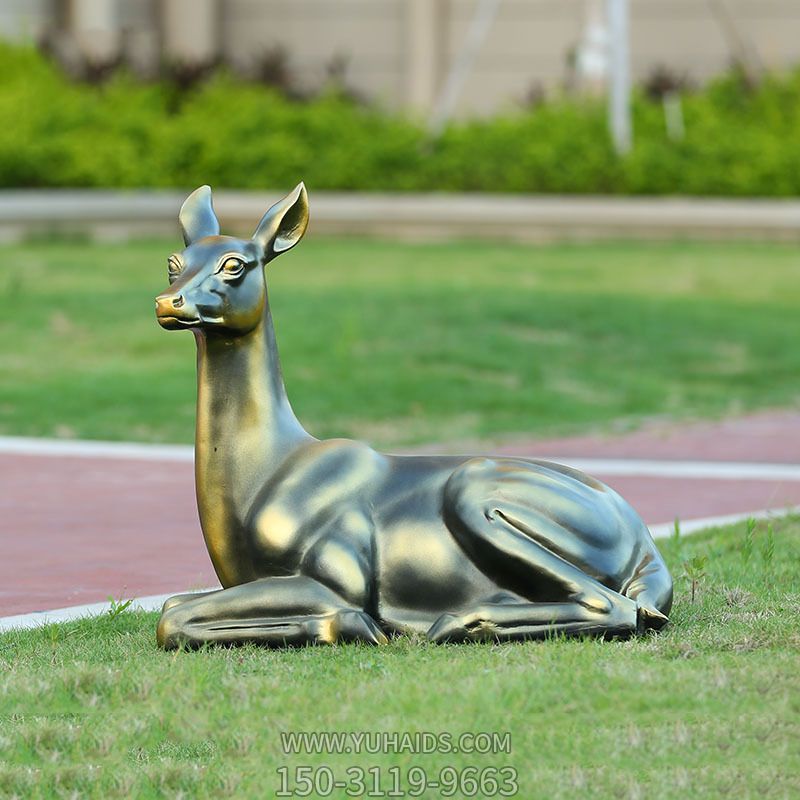 户外广场不锈钢仿铜草坪卧着的鹿博鱼网页版