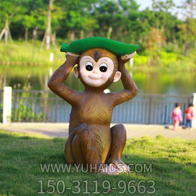 公园草地上摆放的头戴树叶的玻璃钢猴子博鱼网页版