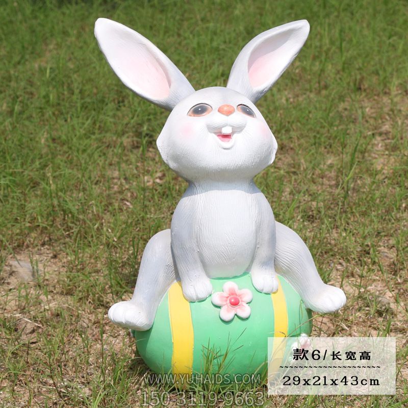 庭院一只玩耍的玻璃钢兔子博鱼网页版