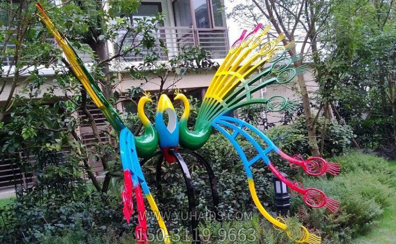 街道边两只翩翩起舞的不锈钢抽象孔雀博鱼网页版