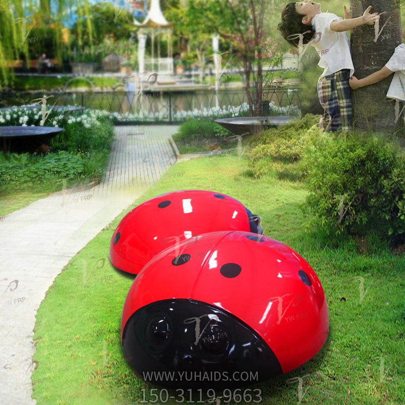 公园里摆放的一大一小的玻璃钢从才会瓢虫博鱼网页版